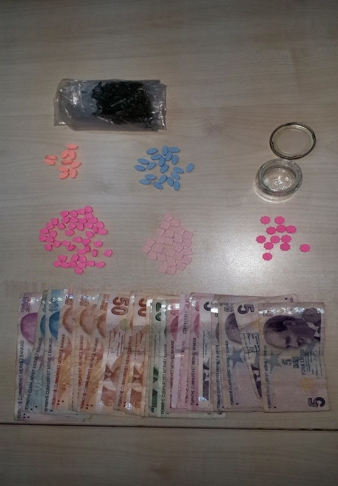İzmir’de uyuşturucu satıcılarına 3 tutuklama