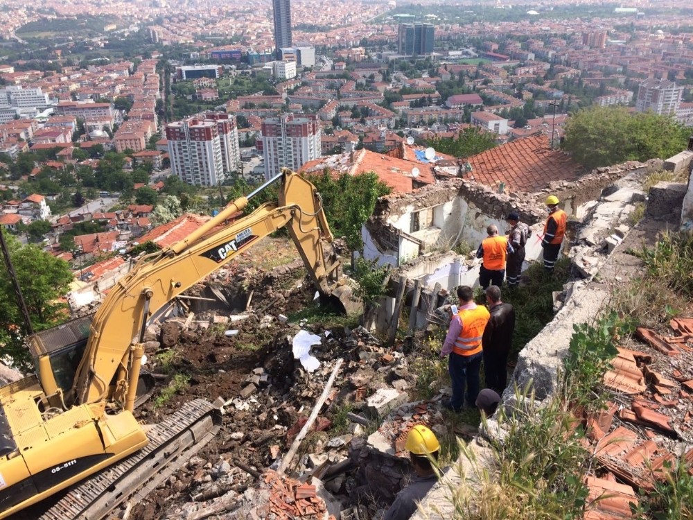 Hıdırlıktepe’de zor şartlar altında yıkımlara devam
