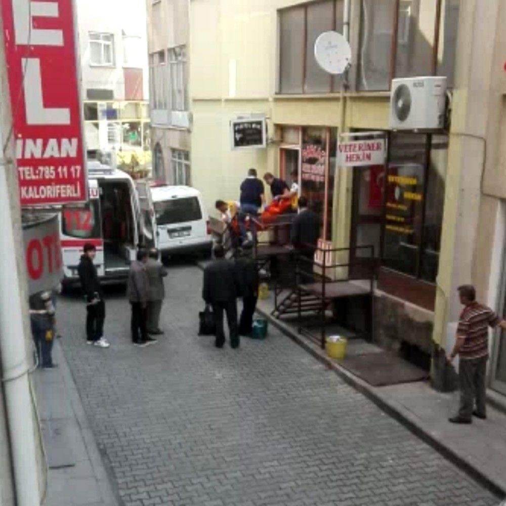 Berberde sıra beklerken kalp krizi geçirdi