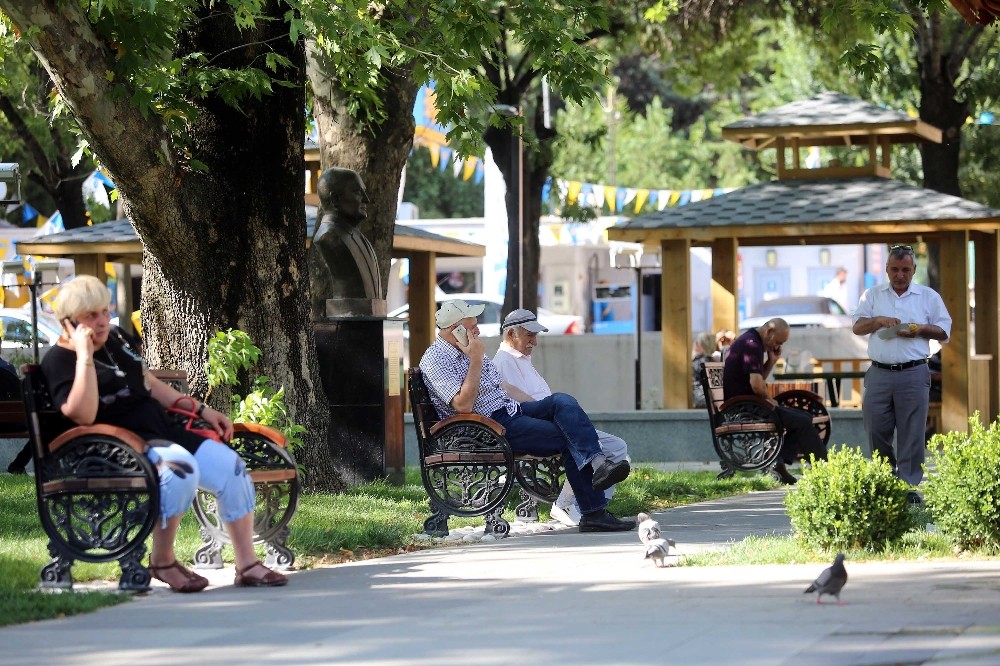 Kavurucu sıcaklarda park serinliği