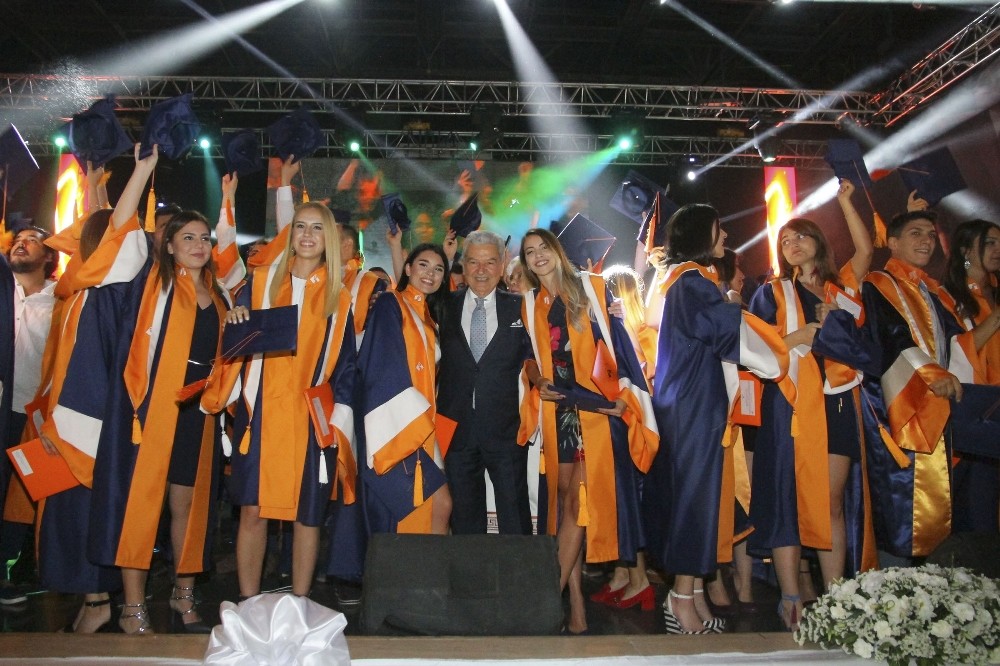 İzmir Ekonomili mezunlar 4.00’la iş dünyasına adım attı