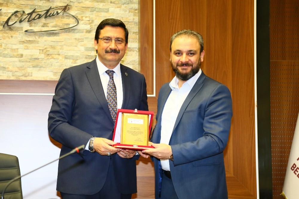 Başkan Ak’a Avrasya Derneği’nden teşekkür plaketi