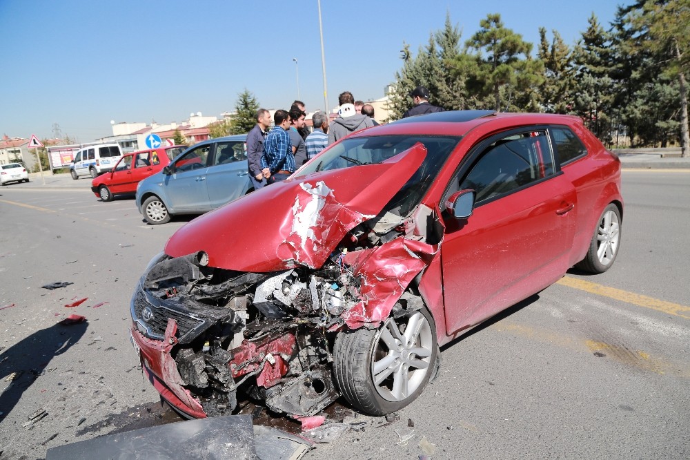 Başkent’te aynı noktada iki ayrı kaza: 2 yaralı