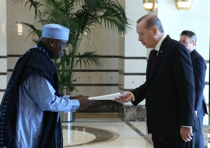Benin Büyükelçisi Cumhurbaşkanı Erdoğan’a güven mektubu sundu