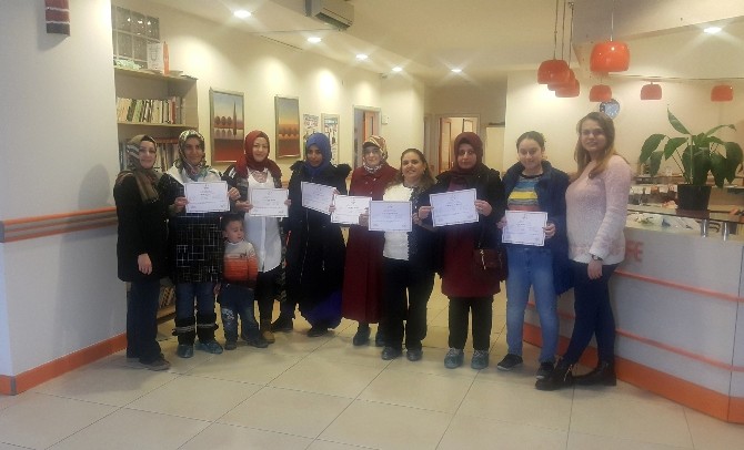 Pursaklar’da 12 kadın daha bilgisayar sertifikası aldı