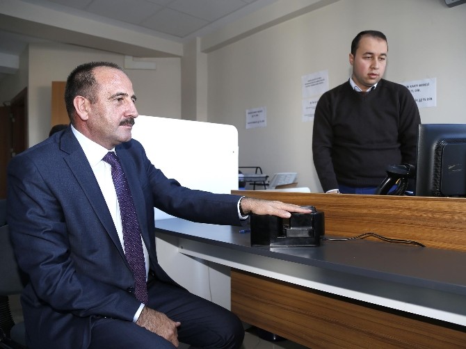 Başkan Duruay yeni kimlik kartı için başvuru yaptı
