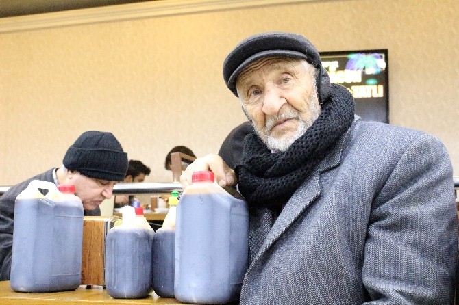 82 YAŞINDA SOKAK SOKAK GEZİP... HASTA EŞİ İÇİN...