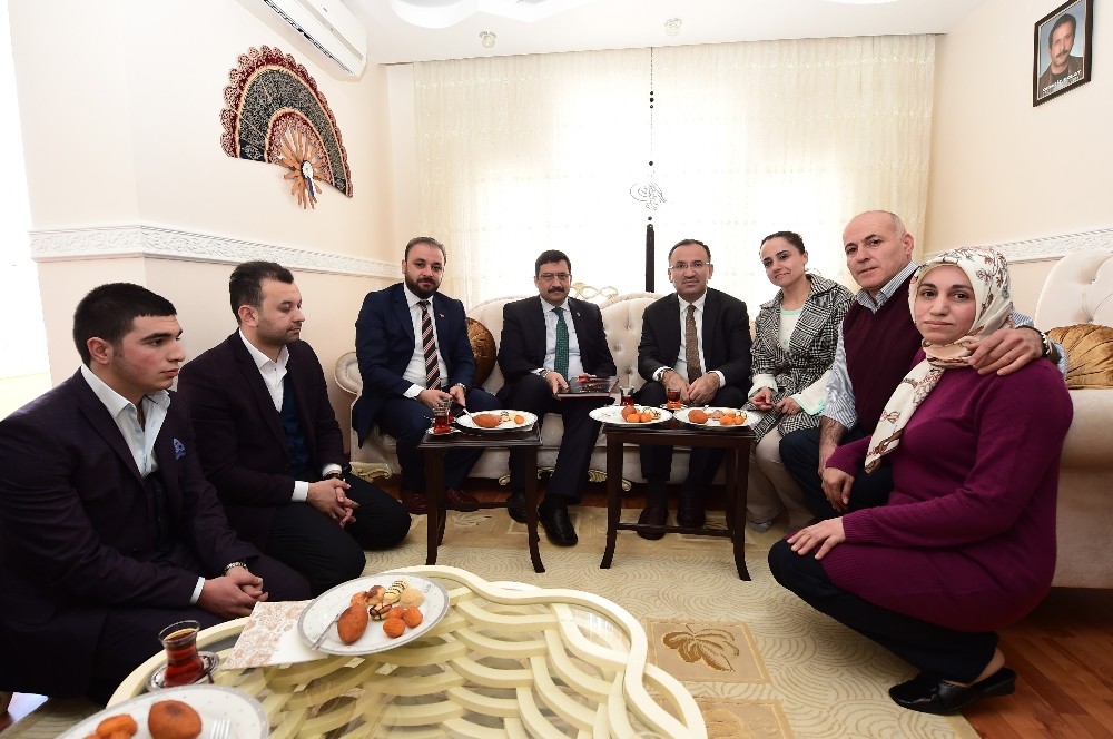 Bakan Bozdağ Keçiören’de şehit ailelerini ziyaret etti