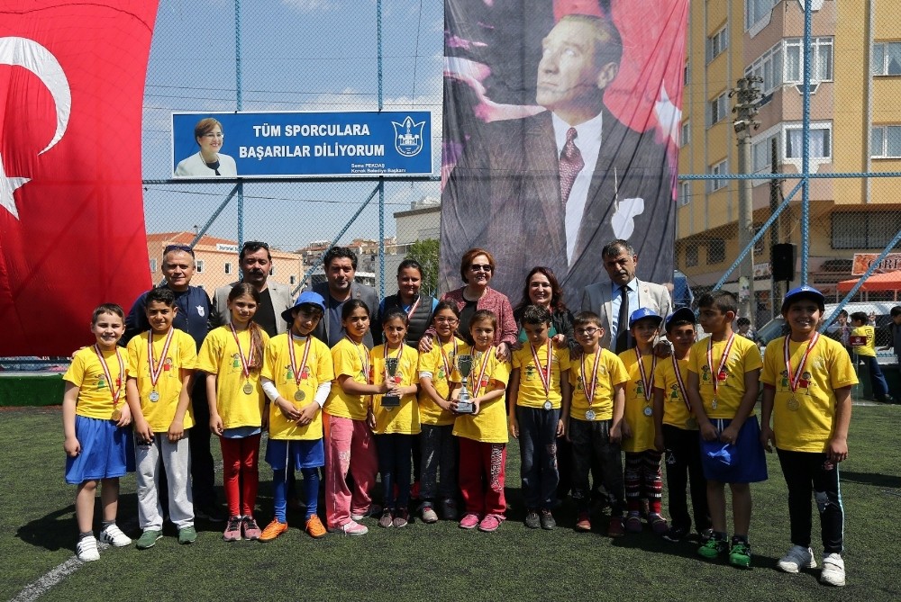 Minik sporcular madalyalarını aldı