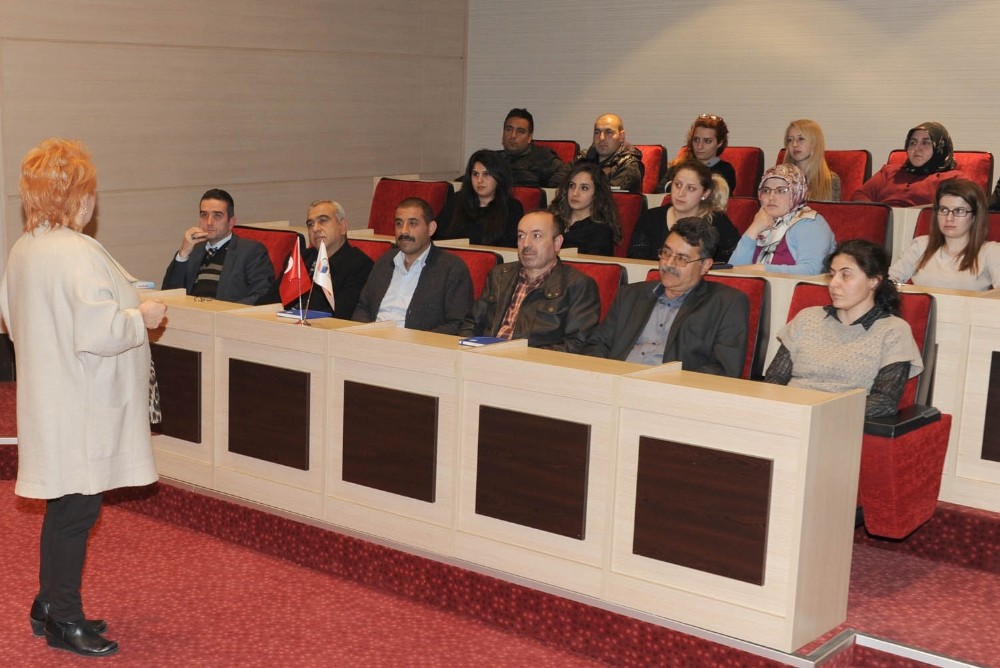 Altındağ Belediyesinden personeline “Etkili İletişim ve Beden Dili” semineri