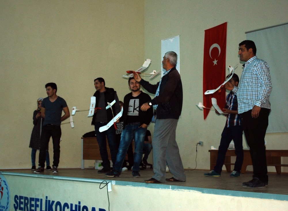 Yaptıkları maket uçaklarla yarıştılar