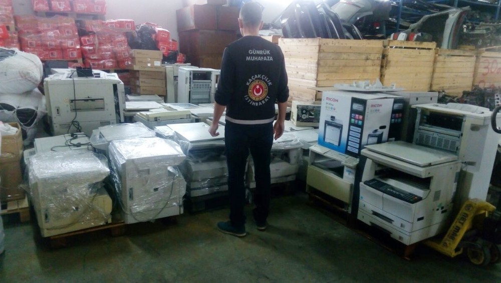 İzmir’de kaçakçılık operasyonu: 70 fotokopi makinesi ele geçirildi