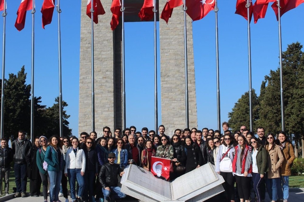 İzmir Barosunun stajyer avukatları şehitlikleri gezdi