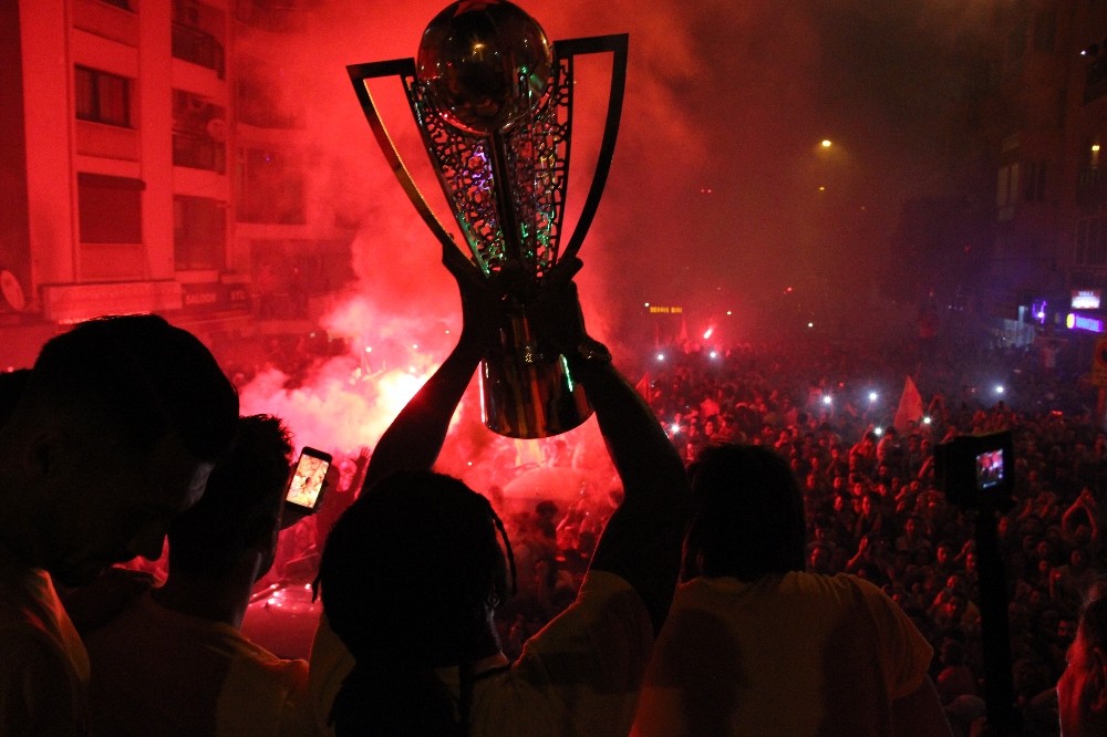 Göztepe kupayla turladı