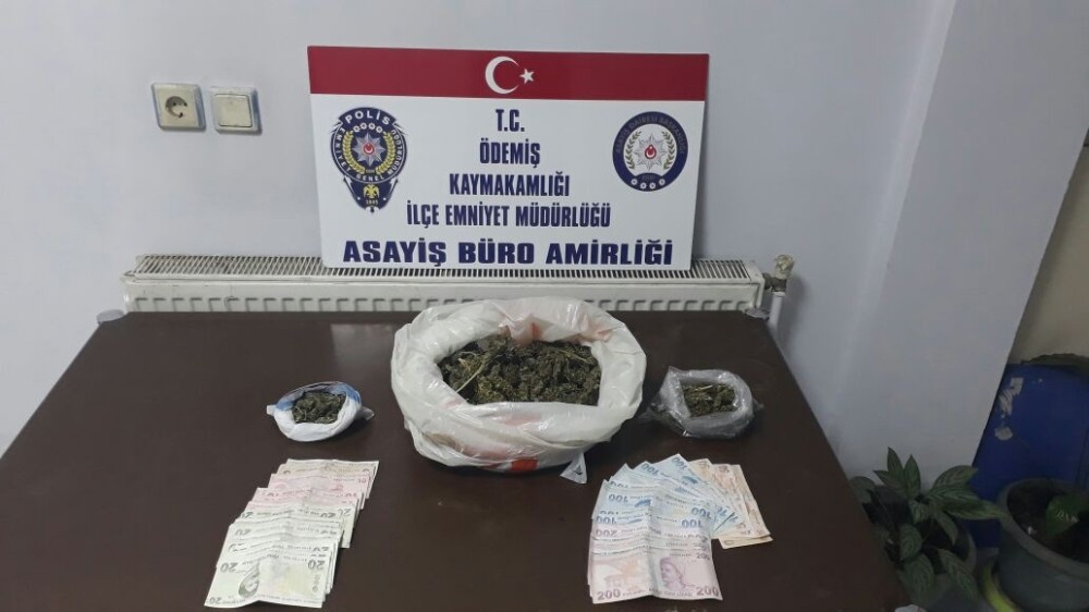 Motosiklet kaskına gizlenmiş esrar polisin gözünden kaçmadı