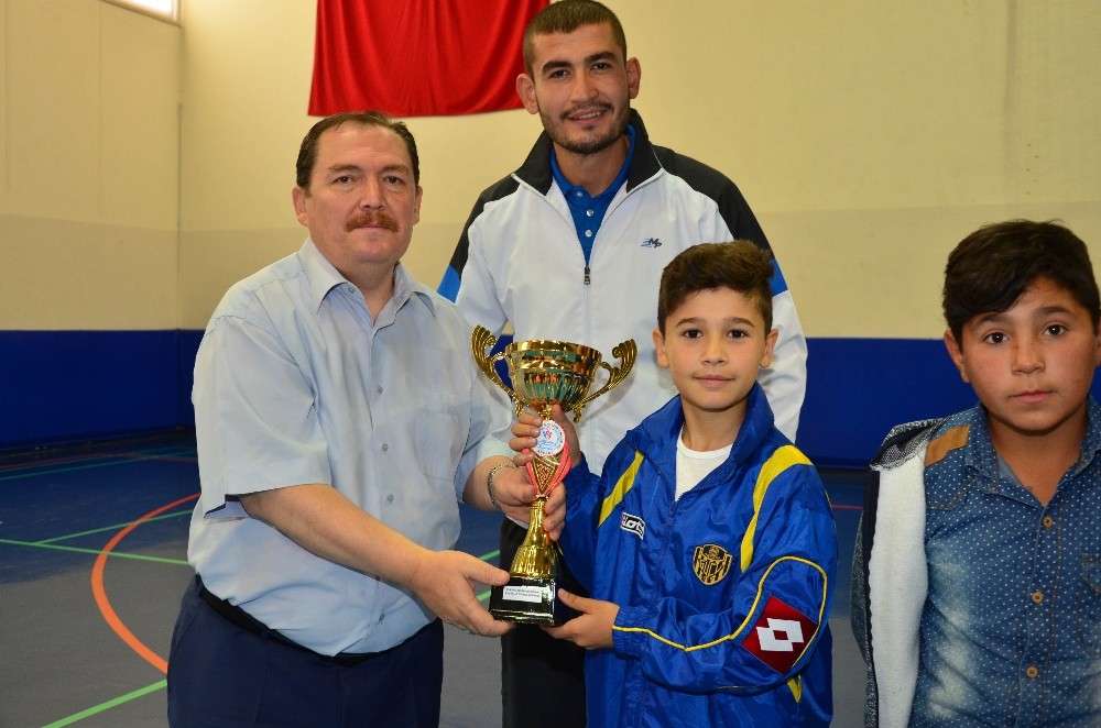 Pursaklar’da okul sporları şampiyonları ödüllerine kavuştu