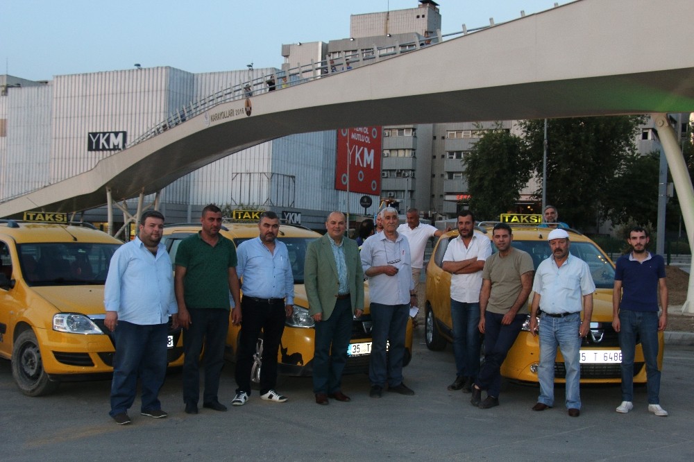 Taksiciler direksiyon başında iftar yaptı