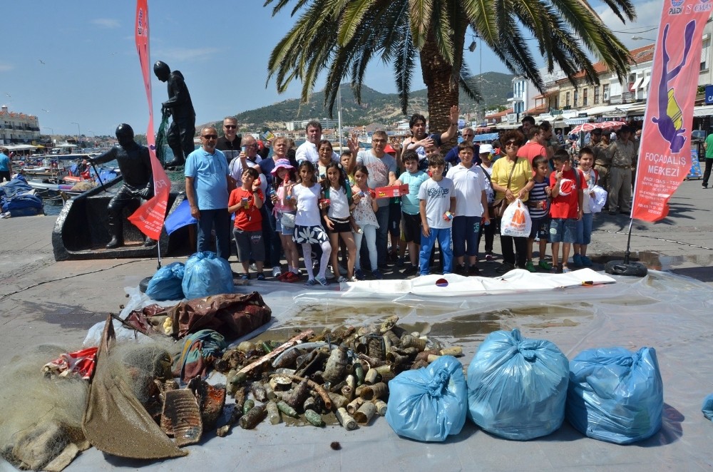 Foça kıyılarında askeri birliklerin katılımıyla çevre temizliği