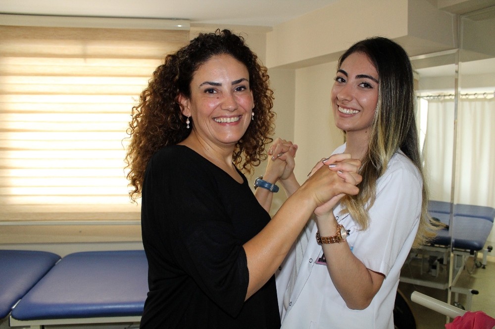 MS hastası kadın salsa yaparak yürümeye başladı