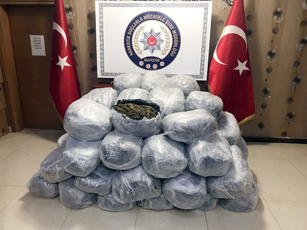 Mardin’de polisin ‘dur’ ihtarına uymayarak kaçan minibüsten 320 kilogram uyuşturucu madde çıktı