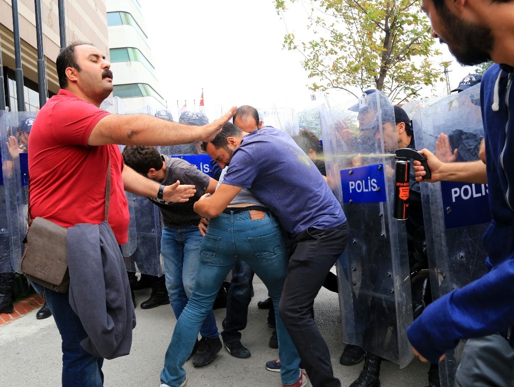 ABD Büyükelçiliği’ne siyah çelenk bırakmak isteyen gruba müdahale