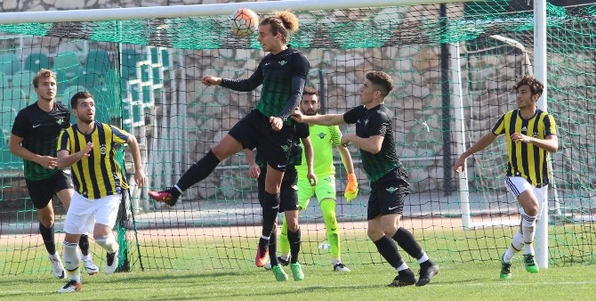 Akhisarlı gençler evinde Fenerbahçe’ye mağlup oldu
