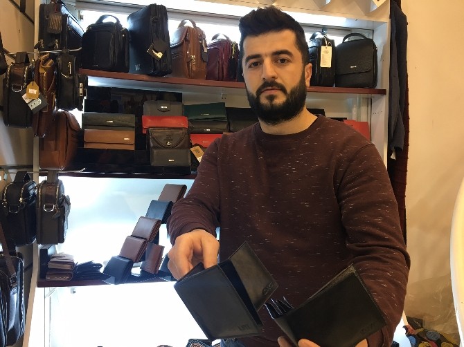 Cüzdanlara dolar konmaması şartıyla indirim yaptılar
