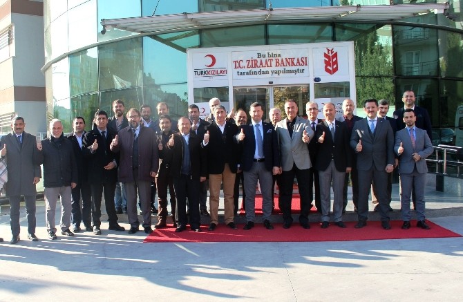 MÜSİAD İzmir’den stoğun azaldığı dönemde örnek kan bağışı
