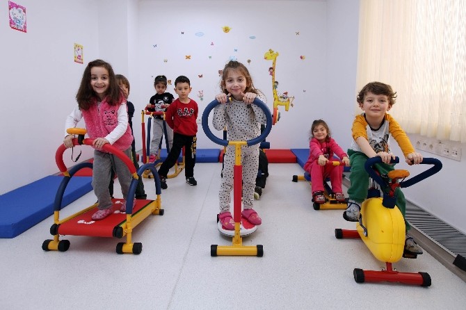 Yenimahalle’nin çocuklarına minik spor aletleri