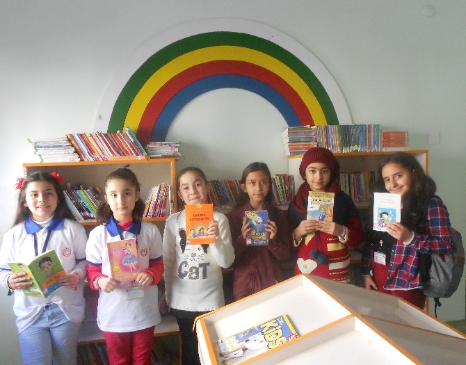 Çocuk Meclisi üyeleri, ilk çocuk kütüphanesinde