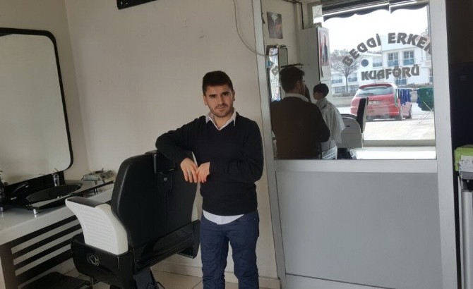 Kuaföre giren hırsızlar, alacak bir şey bulamayınca muhabbet kuşunu çaldı