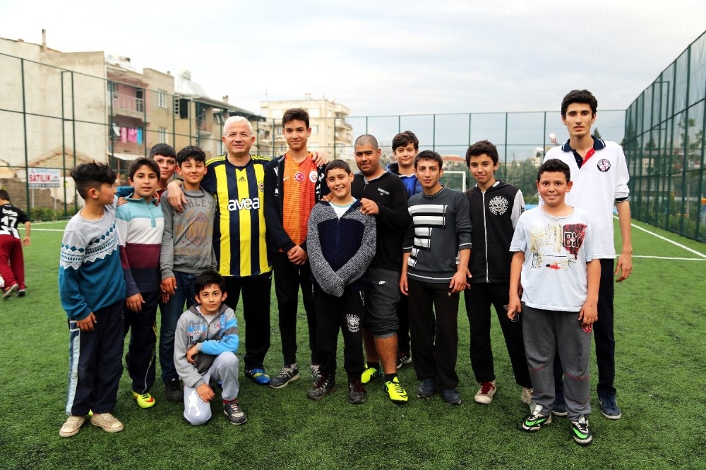 Başkan Görmez çocuklarla futbol oynayarak stres attı