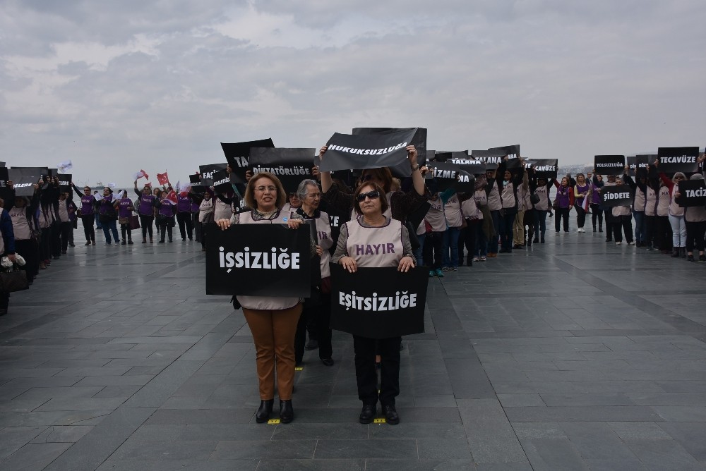 İzmir’de CHP’li kadınlardan bedenleriyle ‘hayır’