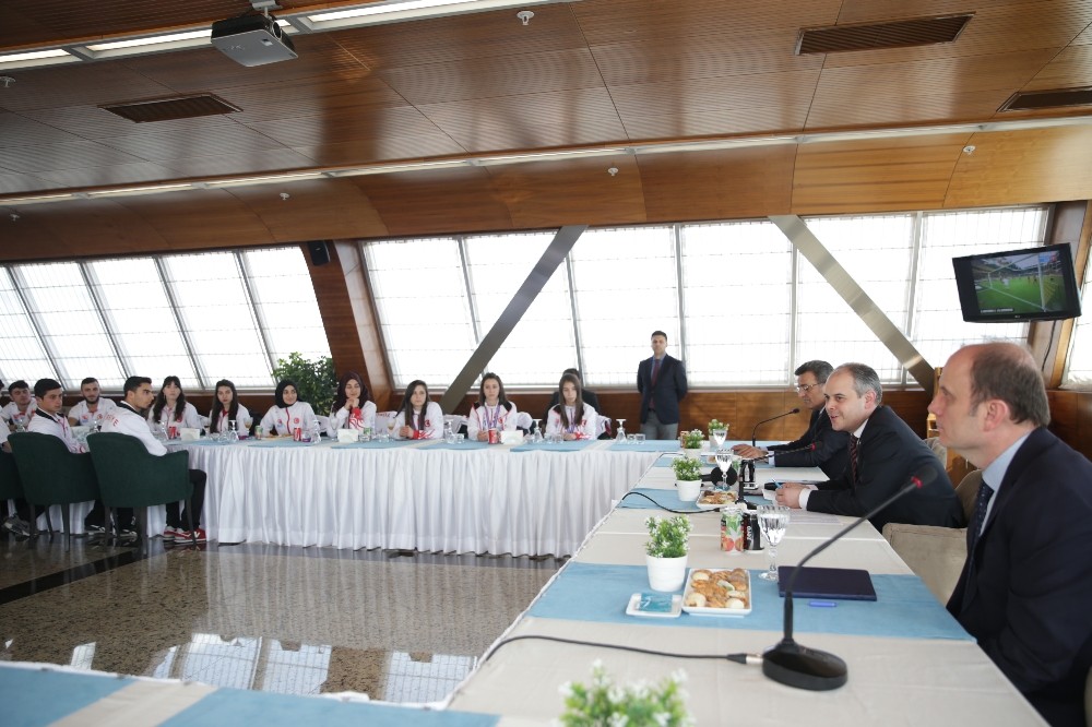 Bakan Çağatay Kılıç, başarılı sporcuları kabul etti