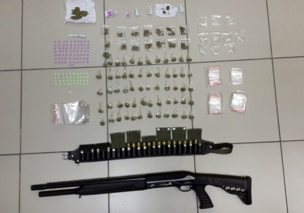İzmir’de 6 adrese eş zamanlı uyuşturucu operasyonu: 17 gözaltı