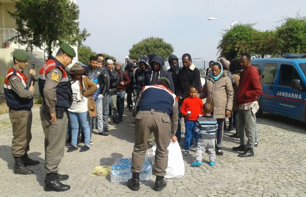 İzmir’de göçmen kaçakçılığı operasyonunda 46 göçmen yakalandı