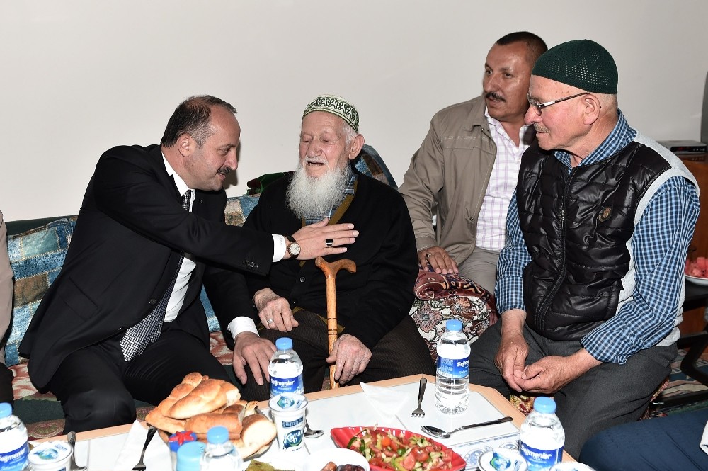 Murat dede ve Şemsi ninenin iftar konuğu Başkan Akgül