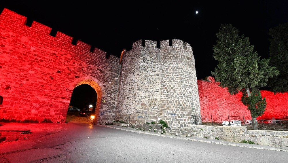 2 bin 400 yıllık surlar ışıl ışıl