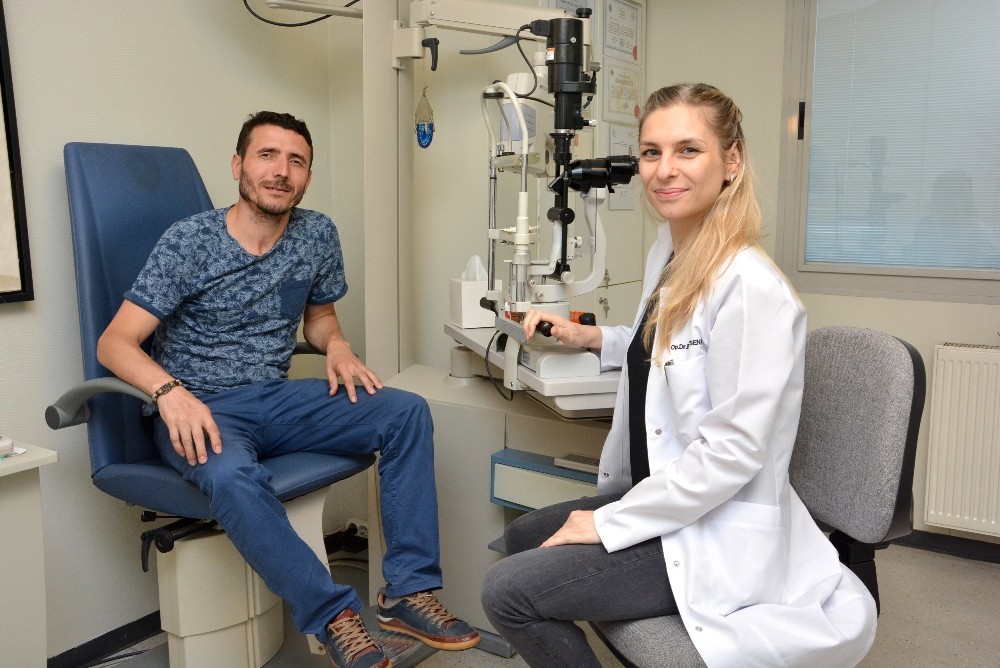 23 yıl sonra gözlükten kurtuldu