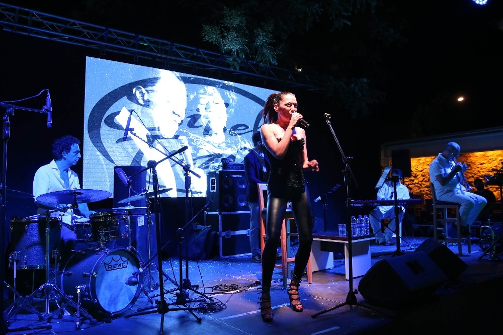 Sibel Tüzün Buca’yı coşturdu