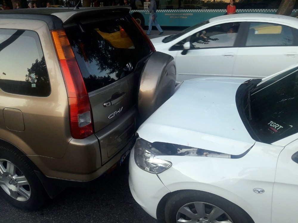 Trafik kazasına giden gazeteciler kaza geçirdi