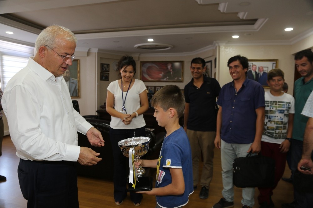 Başkan Görmez’e çok özel kupa