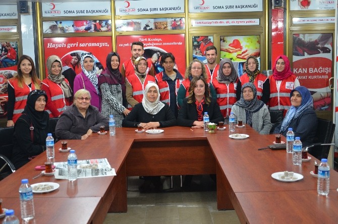 AK Partili kadınlardan Kızılay’a ziyaret