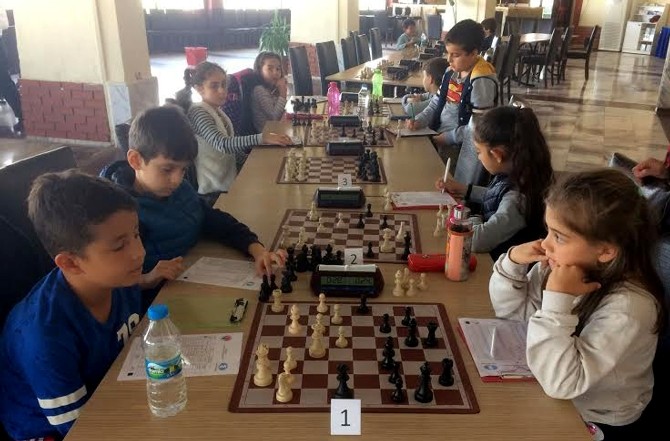 Çeşme’de satranç sporuna ilgi artıyor