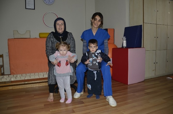 Hidrosefali ve gelişim bozukluğu olan ikizler artık yürüyor