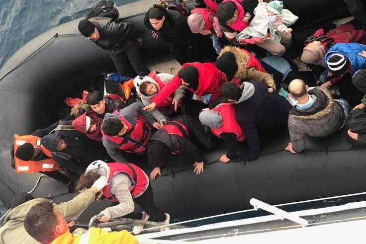 İzmir’de 64 kaçak göçmen yakalandı
