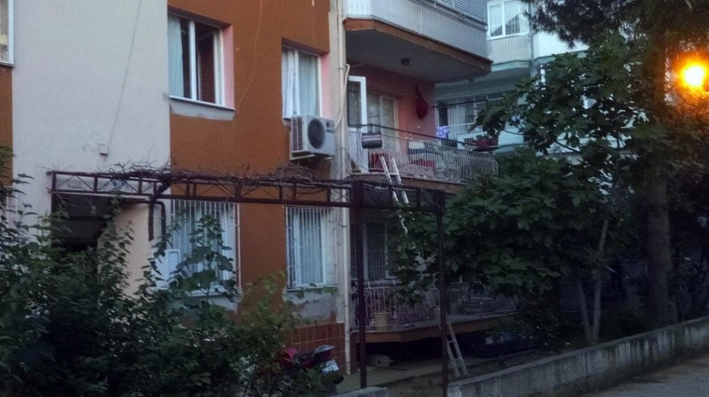 Balkondan girdiği evde dehşet saçtı