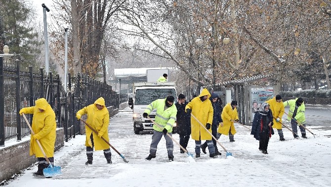 Başkent’te karla mücadele devam ediyor
