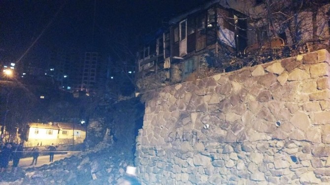 Ankara’da istinat duvarı çöktü