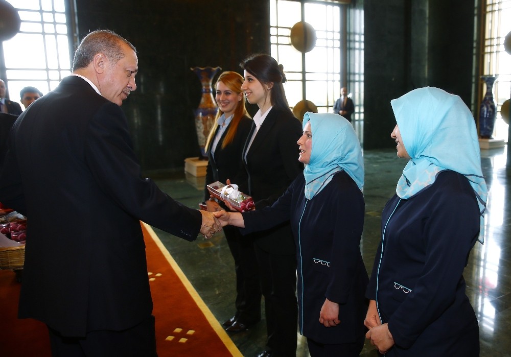 Cumhurbaşkanı Erdoğan, Külliyede çalışan kadınlara çiçek verdi
